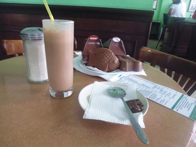 このチョコレート飲料が１CUC。右はお土産に買ったチョコレート。味は素朴で、ベルギーのチョコのようにオシャレじゃなくさほど甘くないが、カカオの味がしっかりとしていて美味しかった。<br />お土産といえばコーヒーも。これはなかなかいける。重いから空港の売店で買った。