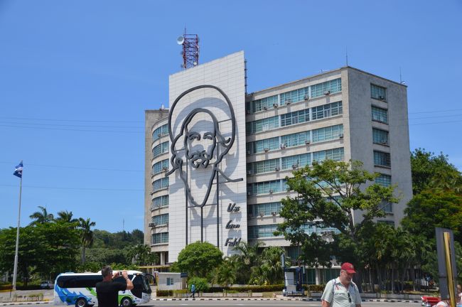 革命広場までドライブ。風が心地よく、最高！<br />これはカミーロの肖像。その向こうにゲバラの肖像もある。