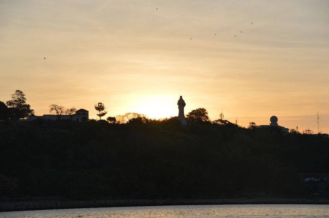 対岸の第1ゲバラ邸宅とキリスト像付近の夜明け。