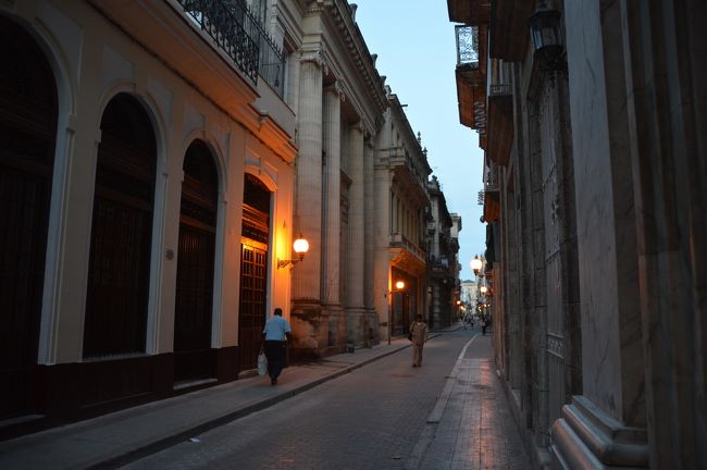 夕暮れ時の街並み。