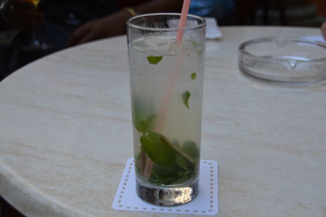 さらに車で海岸通を走って、ホテル・ナシオナル・デ・クーバへ。そこでお茶を。<br />私はアルコールダメなのでノンアルコールのモヒートを注文。これもツアー料金に入っている。そこでみんなでお喋り。ガイドさんがとても気さくな人で、ツアーを盛り上げてくれた。楽しい1日だった。そこから帰りはタクシーで送ってくれた。このツアーはお勧め。