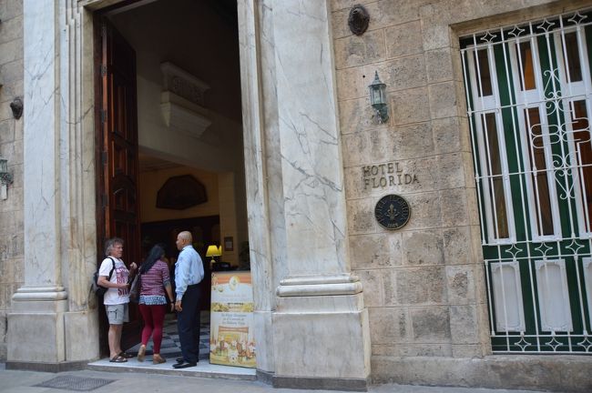 ホテルは旧市街のメインストリートであるオビスポ通り沿いのホテルフロリダ。<br />１８３６年築の大富豪の屋敷跡。<br />案外綺麗な部屋であった。もっともバスタブには栓が無くて、シャワーは管に穴が空いていて手で押さえながら使っていた。シャワーカーテンもなかった。でもセイフティーボックスがあったので良しとする。朝のビュッへもまぁいける。