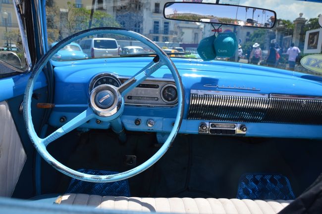 運転席はこんなの。とても懐かしい気がする。若者にはわかんないだろうけど。シートはビニール。いたるところに錆が出ているが、気にしない。