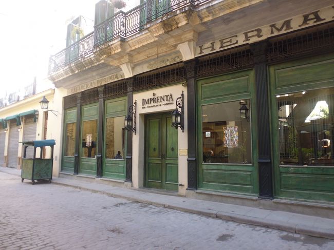 ガイドブックにも載っていたレストラン　ラ・インプレンタ。手頃な値段でキューバ料理が食べれる。清潔な店内。２５００円程度でお腹いっぱいに食べれた。アルコールなしで。中でも写真を撮ったが、カメラのSDカードが壊れていて記録できていなかった。残念。