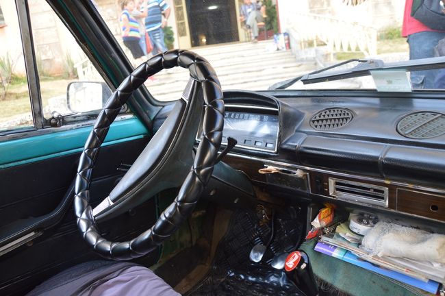 やっとキューバに到着。空港出てまずは両替。待つこと４５分。両替は街中でも行列ができていた。<br />タクシーに乗る。すごいオンボロ。ものすごいスピードで運転。速度はどれだけ出てるのかと見れば・・・メーターは動いてなかった。ドアも中からでないと開かない。コーラ飲みながら運転し、盛んに前の車を煽ってた。なかなか面白い旅ができそうでワクワクしてきた。