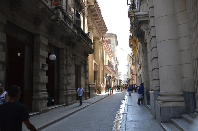 ホテル入り口から見たオビスポ通り。夕方にはインターネットを使うために２０−３０人の人がたむろする。カードを買ってネットにつなぐ。