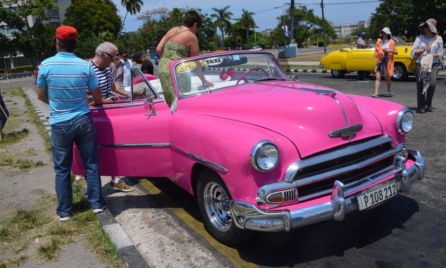 最後に駄目押しでクラッシックカー。<br />キューバはこれといって見所があるわけじゃないけど、なんとなく歩いていて楽しい。みんなギスギスしていなくて安全なせいかな。近けりゃ、また来てみたい。<br />昼にツアー会社からのお迎えタクシーに乗って空港へ行く。ロビーで４５分待たされたけど。
