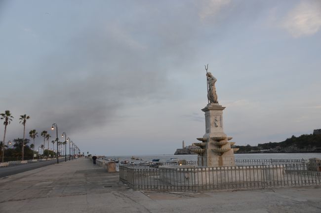 朝のプエルト通り。遠くに見えるはモロ要塞。