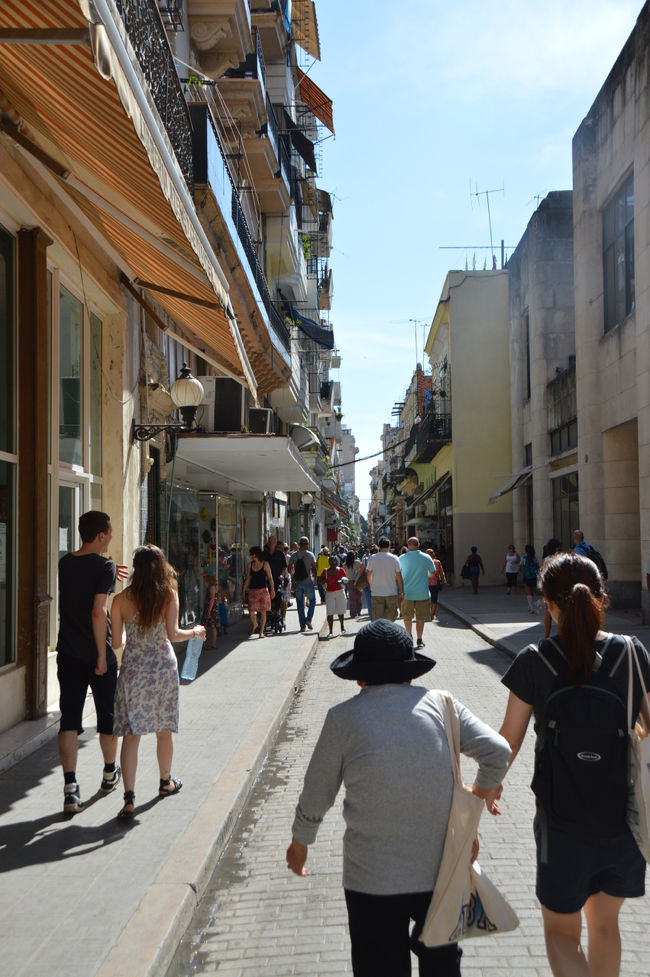 反対方向から見たオビスポ通り。繁華街とはいえ、そんなに賑わっているわけではない。