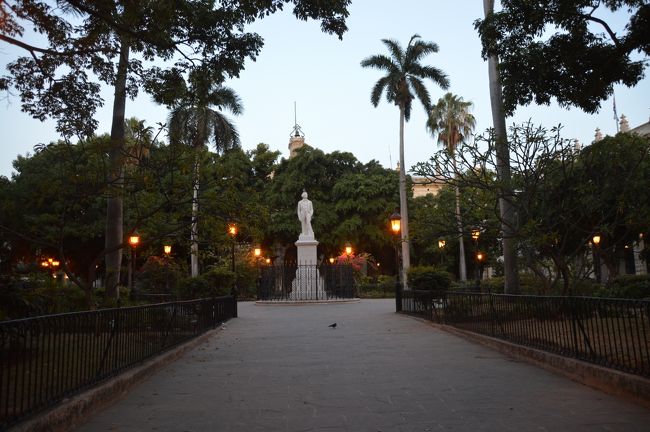 夕暮れのアルマス広場。古本市も昼間にやっていた。