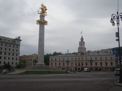 自由広場（中央は市庁舎　塔の上は竜を退治している聖ゲオルギウスです。）