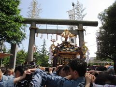 ところで
「三社祭」 は浅草寺の祭りではなく
隣接する 浅草神社の祭り

というわけで神輿は まず神社で
お祓い（御霊入れ）をしてもらうことになる
