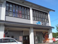 帰る前に、毎日出勤で利用している職場の最寄り駅へ。　毎日来ているけれど、通勤時は電車の発着時間に合わせて運行されている会社のシャトルバスを利用しているので、駅の周りを見る時間なんてナイんですよね。