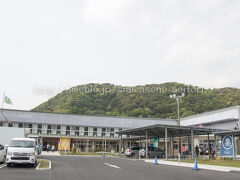 元小学校の保田小学校道の駅へ。
広々駐車場ですが、すぐに満車状態。
温泉や宿泊エリアもあります。