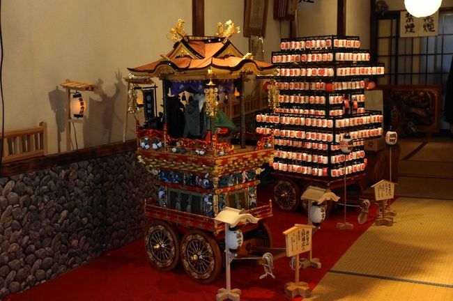 曳山は夕方に戻ってきて、装飾を外されて提灯山として、練り歩くことになるのですが、今日は強風です。一部装飾も飛ばされたそうです。そして、やむなく中止の決定がなされました。<br /><br />右手の提灯山が見れたら最高だったのですが・・・、こればかりは贅沢言っても仕方がありません。また、訪問すればいい話です。<br /><br />GWなのでもっとスゴイことになっているのかと思ったのですが、意外と少ないな！というのが正直な感想です。