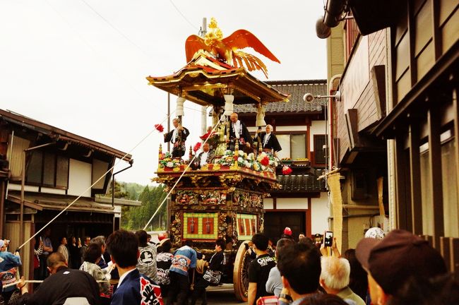 鍵型になった通りを曲がっていきます。<br /><br />辻々の角回しでは、呼吸を整え、タイミングを合わせて方向を変えます。<br /><br /><br /><br />成功すると一斉に拍手！見事です！<br /><br />上層の4本柱が傾きによって歪まないように、斜度がきつい坂を進む場合、4本柱に柱係が助け縄を掛け、坂上の下方から引っ張ることによって保護しているそうです。