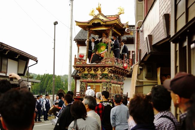 西町<br /><br />起源は1746年で、例祭に花山をこしらえ、三途河婆人形を飾って町内を曳いたのが始まり。ご神像は「恵比寿」で、城端西上町より譲られたもので城端小原治五右衛門の作。<br />屋根上は「八ツ棟造りと四尾の鯱」。1771年に他町に先駆けて花山屋台を廃止し、棟造りの曳山を建造した。曳山は一番古いようです。<br />見越は「浦島太郎」で、1841年井波町番匠屋１０代田村與八郎の作。<br /><br />西山曳山にのみ、下層部に下高欄があります。　　説明文は、越中八尾観光協会より