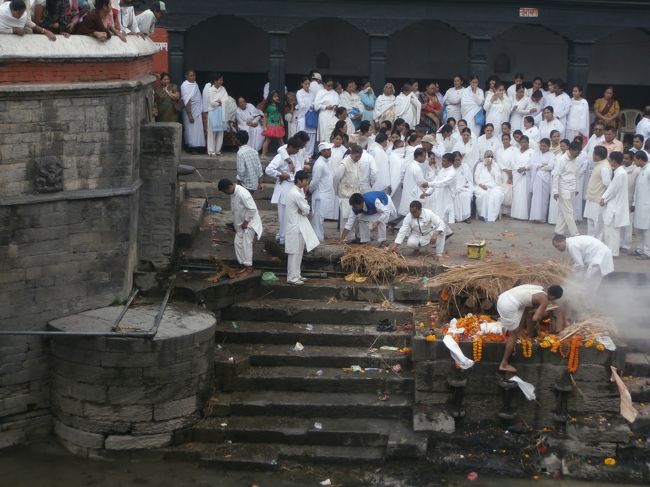 ヨガの偉い先生のお葬式だと説明してくれました。ガイドさんの友達に頼んでusドル20くらいでバイクで連れてきてもらいました。ここに着いた時は異様な空気が流れていたのを覚えています。30年前くらいにネパールにきたら必ずここに来ようってずっと思っていたので最高に嬉しかった(^○^)ヤッターかなぁ