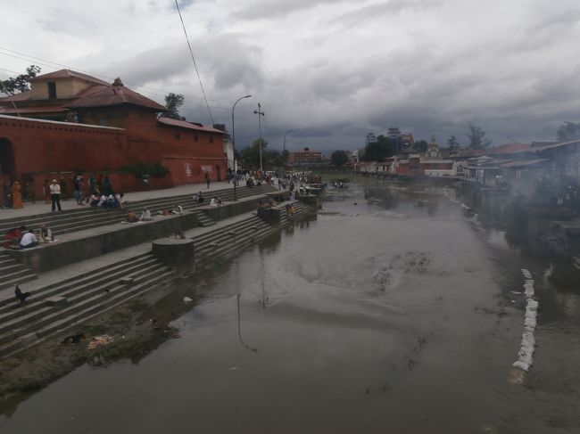 こちらは一般の人の火葬場。シヴァ神を祭ったネパール最大のヒンズー教の聖地。ヒンドゥー教徒しか中に入れないが、寺院の裏手のバグマティ川はガンジス川の支流で火葬が行われている。