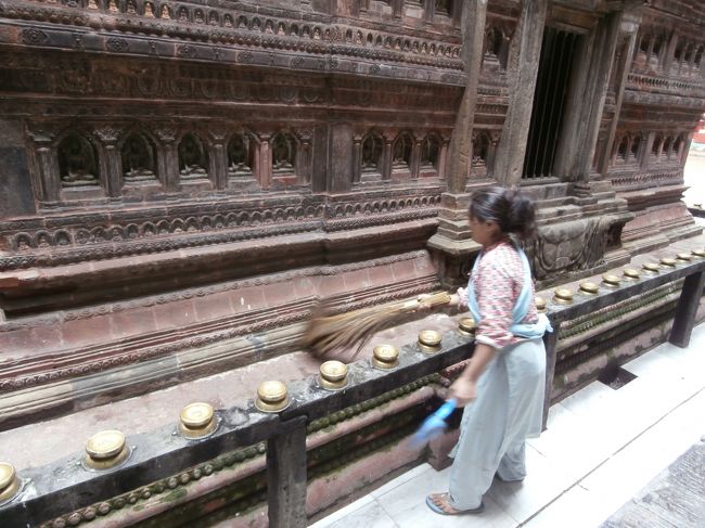 寺院を丁寧にお掃除しています。