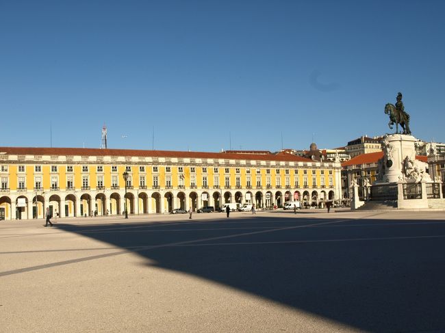 今日のスタートは「あぁヨーロッパ」的なコメルシオ広場からスタート<br /><br />午後になると、どこも人がいっぱいになるんで、スタート早めっす<br /><br />今７時半くらい<br /><br />さすがに人少ない( ｀ー´)ノ