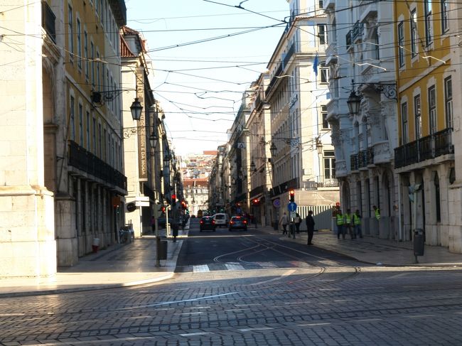 これからブラブラ歩いて、高台のサン・ジョルジェ城まで行こうと思う<br /><br />リスボンは電線の街だね！