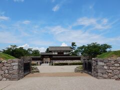 やってきました松代城！　復元された櫓門、土塀が端正な美しさです。

春日山城から回ってきましたが、春日山城と松代城の因縁は、大河ドラマ真田丸で知りました。



