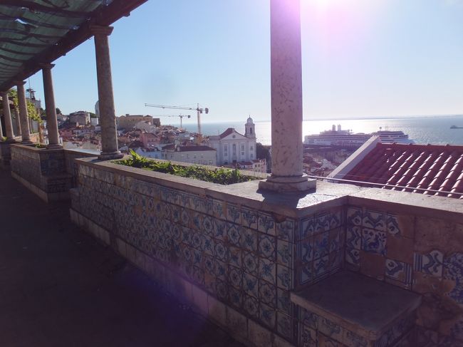 海のようなテージョ川も見える