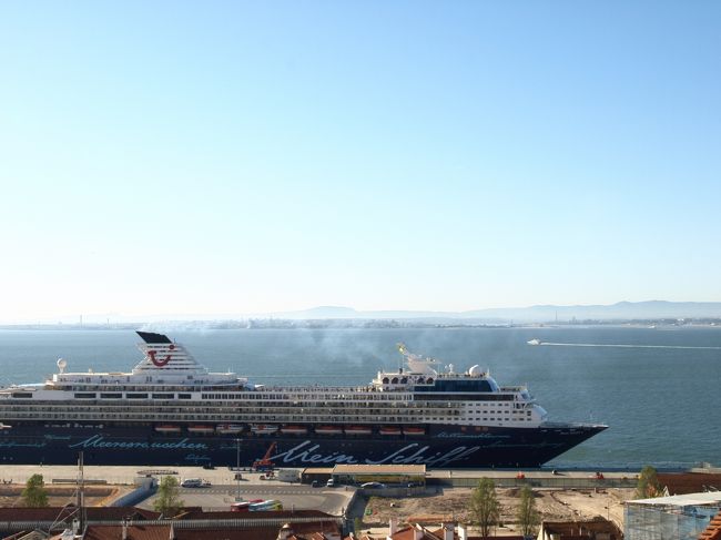 豪華客船が停泊<br /><br />煙いっぱい出していている<br /><br />ゴハンタイムだと思う！