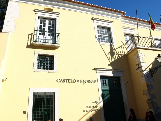 サン・ジョルジェ城のチケット売り場に到着♪<br /><br />ふぇ〜登った<br /><br />入場は９時からで、すでに行列（といっても１０名ほど）ができてました<br /><br />チケット売り場には日本語のガイドもありました