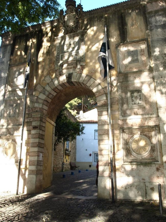 こちらの門は車も行きかう