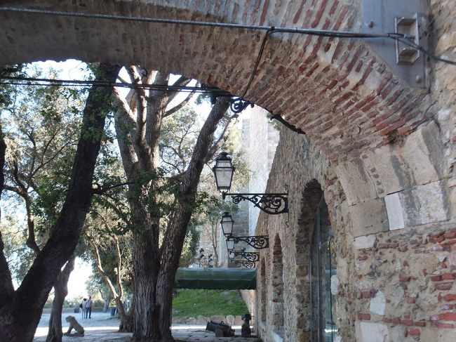 このお城は、もとは要塞として形成されたもの<br /><br />１１世紀に建立され、その後は王宮になるんだね