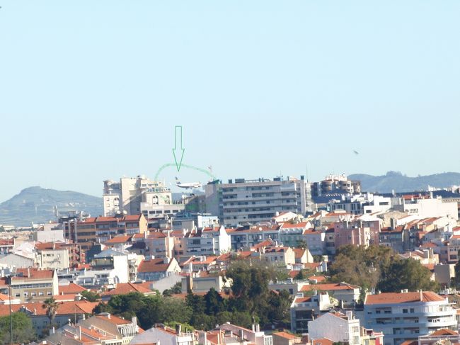 真ん中あたりの薄い矢印下に飛行機がいるのです<br /><br />高台から写しているんで街の中を飛んでいるように見えるけど、実際はもう少し高い位置を飛んでいる<br /><br />だけど空港が街に近いので、結構低空で飛んでくるんだね