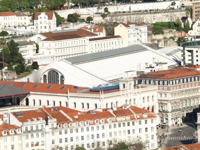 真ん中の三角屋根の建物は、入り口が蹄鉄の形をしたかっくいいロシオ駅