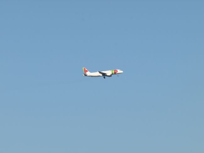 飛行機が次から次へと飛んでいる<br /><br />結構忙しい空港なんだね