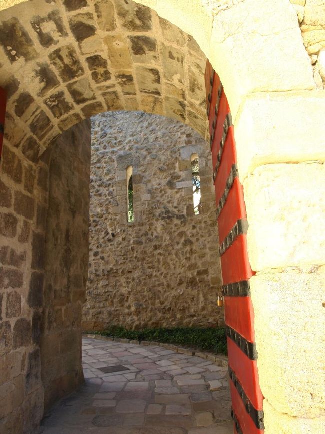 左にぬけて広場に出る