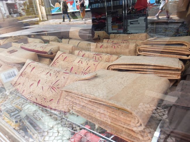 散歩の続き<br /><br />こちらはコルクでできたグッズ<br /><br />コルクでできたバックもある