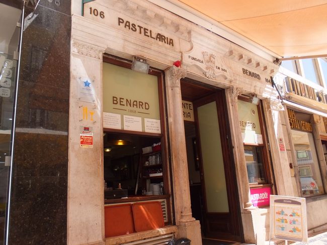 坂を下って、また登って、やっとこさガレット通りというおしゃれな通りにきた<br /><br />結構疲れたわ<br /><br />この通りのカフェで休憩ダ( ^^) _旦~~