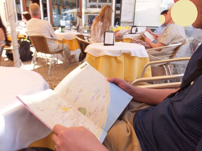 外の席は日陰が大人気<br /><br />日差しきっついもんね