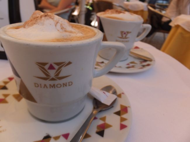 気合いを入れて「ガラオン（ポルトガル語でコーヒー＆ミルク）」オーダーしようと思ったら、メニューに普通にラテやらカプチーノやらが載ってた( ;∀;)<br /><br />キビキビと働く店員がとても気持ち良かったよｗ