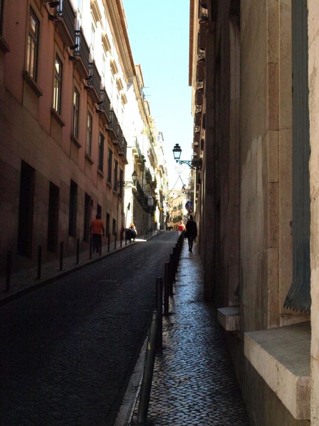 こちらの路地を進んでみよう