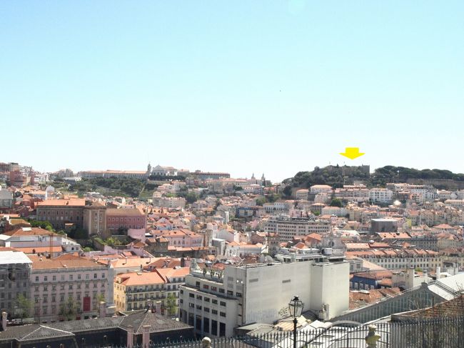 写真の黄色い矢印がサン・ジョルジェ城<br /><br />あそこから歩いてきたのよ〜ブラブラして休憩して約１時間半ってとこかな