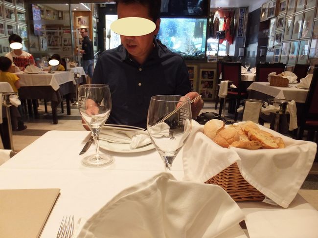 お店の雰囲気とてもいい<br /><br />スタッフさんはほぼおじさんだが、愛想いい<br /><br />テーブルのパンについて一言<br />回りのお客さんたちは、おいしそうにムシャムシャ食べてて美味しそうだった<br />私もかじる<br />びっくりするくらい硬いんですけど〜<br />ウチのテーブルだけ違うパンだったんかな。。。<br /><br />この後、スープに浸して食べるとおいしいことが判明<br />たはっ