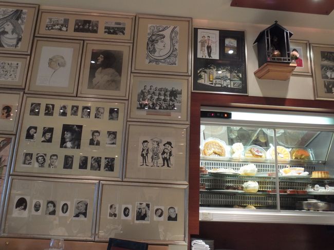 何が気になるって<br /><br />ガラスケースの中<br /><br />おいしそうなデザートがいっぱいなんだよね