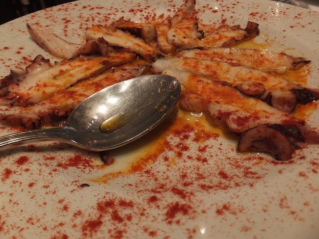 オーダーを間違えて、やってきたタコ<br /><br />いらないって言ったつもりが、うまく伝わってなかったようです<br /><br />生タコで、すっごくやわらかい<br /><br />全部食べちゃった(^o^)