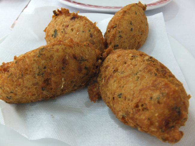 こちらはパスティス・デ・バカリャウ<br />干しダラのコロッケなのです！<br /><br />メニューにあったかもしれないが、見つけられず、<br />予めメモしておいたメモを見ながら、ウェイターさんと会話してみる<br /><br />「あ〜これならあるよ、大丈夫だよ！」と言っていた（たぶん）ので、待ってたらちゃんと出てきた♪<br /><br />さくさくでとってもおいしい♪