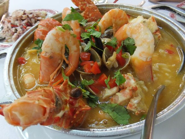 シーフードリゾット<br /><br />これは想像以上に量も味もすごかったな<br /><br />めーーちゃ魚介が入っていて、お出汁も文句ない<br /><br />カニも入っているんだよ<br /><br />ウェイターさんが「こうやって食べてね〜、カラはこの皿に入れていいかからね〜」と優しく教えてくれる<br /><br />ウチらのテーブル担当のウェイターさんはおじいちゃんで、めっちゃかわいいい<br /><br />