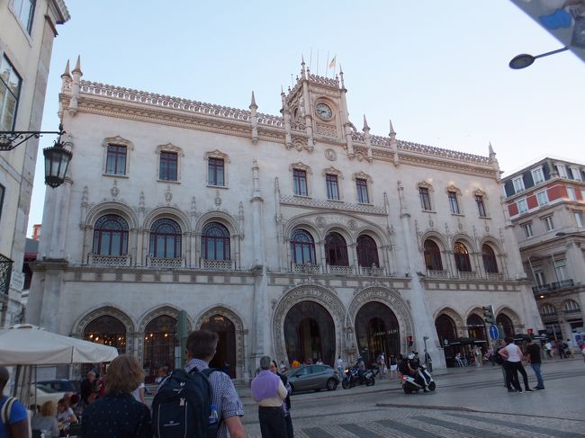 夕方までホテルでまったり過ごし、夕ゴハンに出かける<br /><br />ロシオ駅を遠くから撮ってみる<br /><br />蹄鉄型の出入り口が特徴で、とっても瀟洒