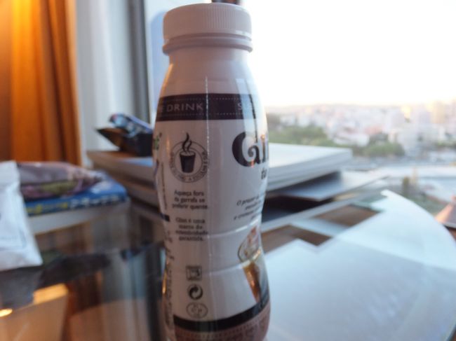 ホテルに戻ってきたよ<br /><br />駅の売店で買ったコーヒー<br /><br />びっくりするくらいドロっとしていて、喉が潤うどころか逆に渇くわ(￣д￣)