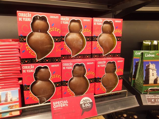 帰国の日になっちゃいました<br /><br />空港までのタクシーは比較的安全運転でホッとしたよ<br /><br />チェックインから手荷物検査場まで少し迷ったけど、人も多くなくてさっさと終わり、ちょいとショッピング<br /><br />空港で見つけたクリオネみたいな形をしたチョコ